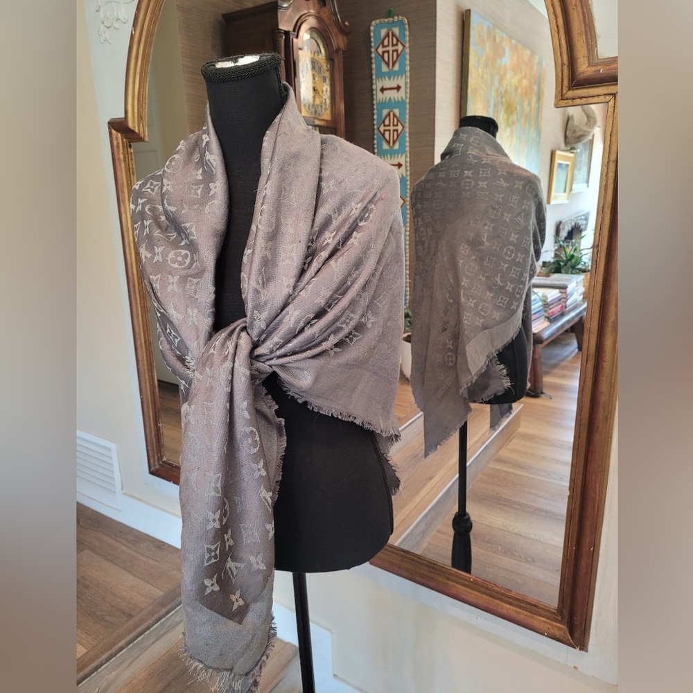 Louis Vuitton Authenic Stunning scarf a must have for your wardrobe!
